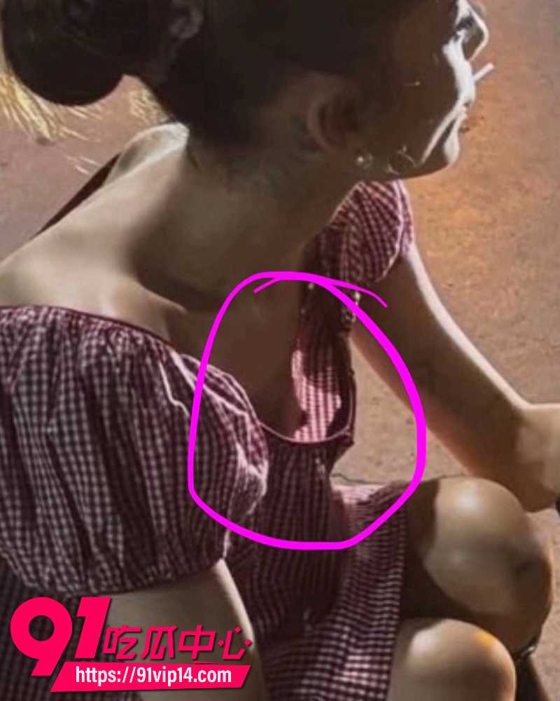 美国创作歌手ArianaGrande自拍照走光露奶照在IG疯传5 美国创作歌手ArianaGrande自拍照走光露奶照在IG疯传5