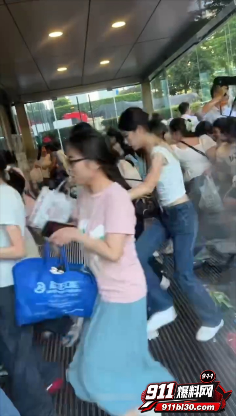 张凌赫狂热女粉丝挤碎玻璃门 2 张凌赫狂热女粉丝挤碎玻璃门 2