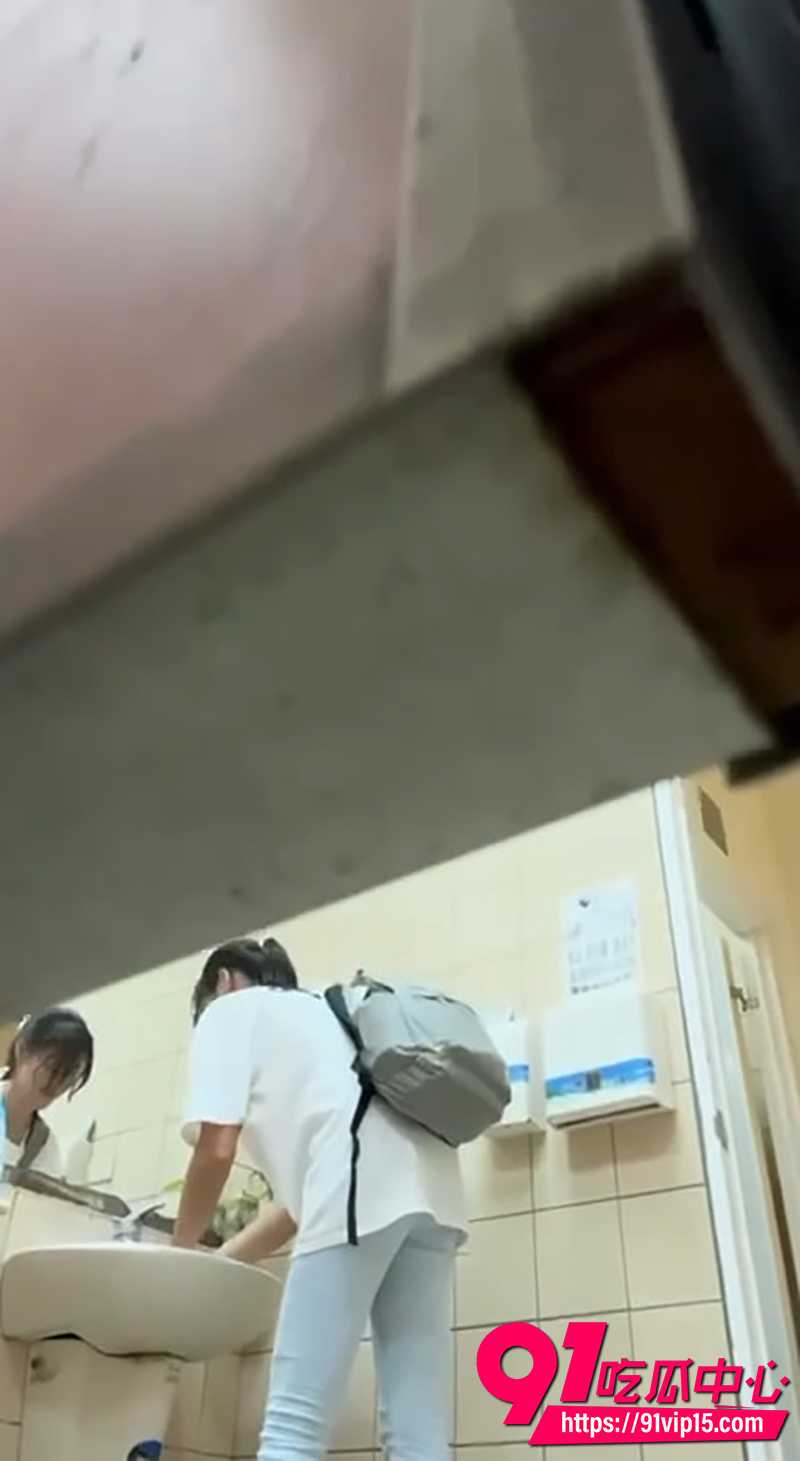 台湾校园女厕偷拍 1 台湾校园女厕偷拍 1