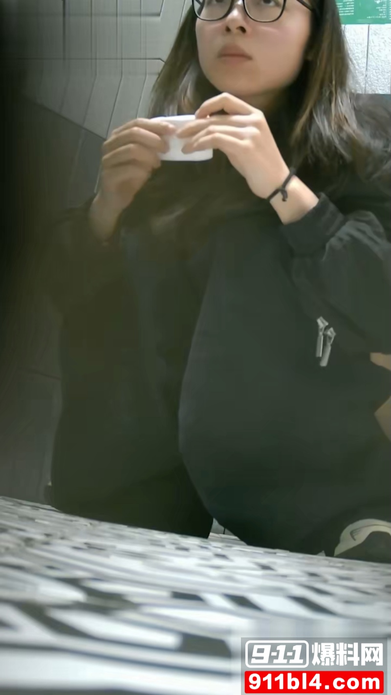 商场女厕偷拍 10 商场女厕偷拍 10
