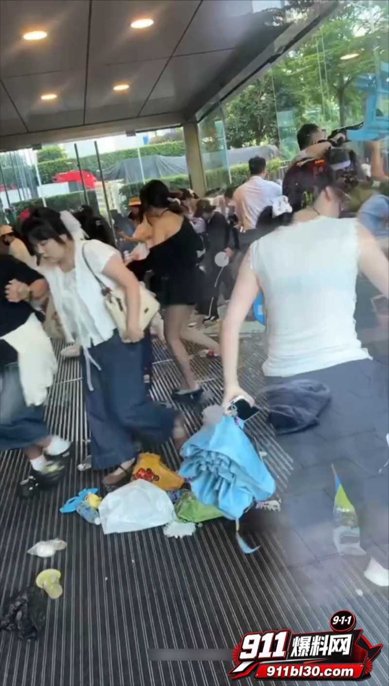 张凌赫狂热女粉丝挤碎玻璃门 3 张凌赫狂热女粉丝挤碎玻璃门 3