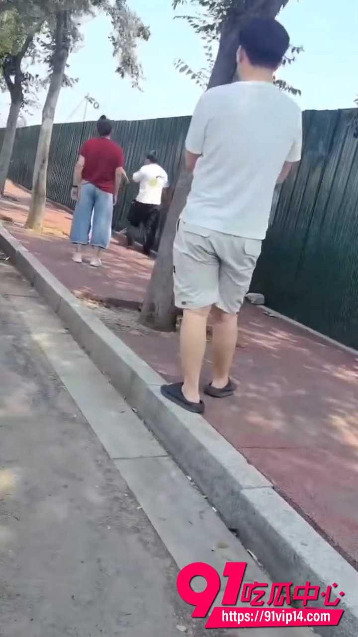 老公抓到老婆出轨当场狠揍1 老公抓到老婆出轨当场狠揍1